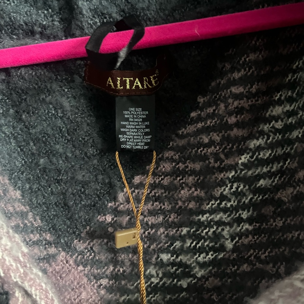 Altare Plaid Poncho - Picture 2 of 4